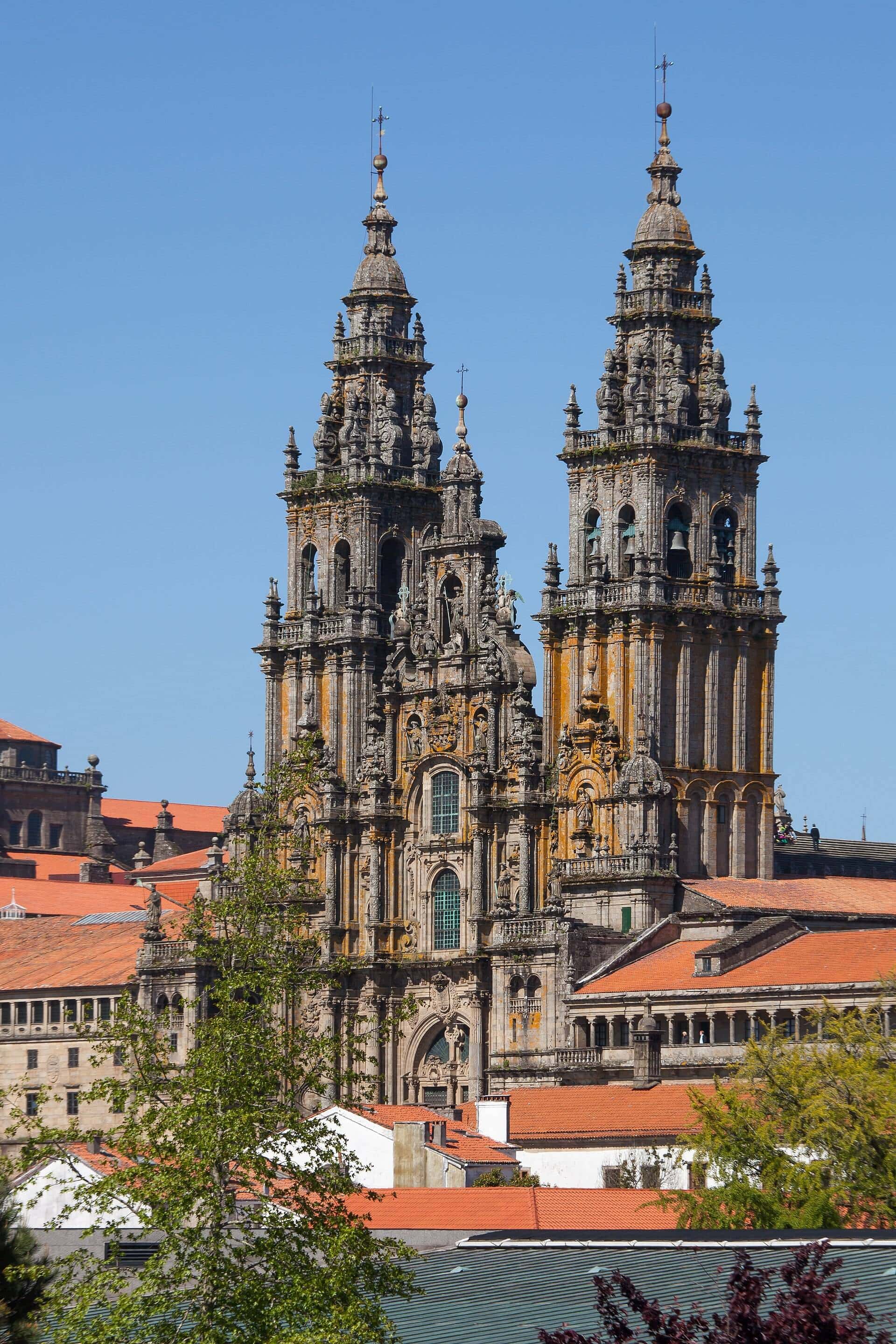 Catedral de Santiago de Compostela vista desde el parque de la Alameda, entre árboles
