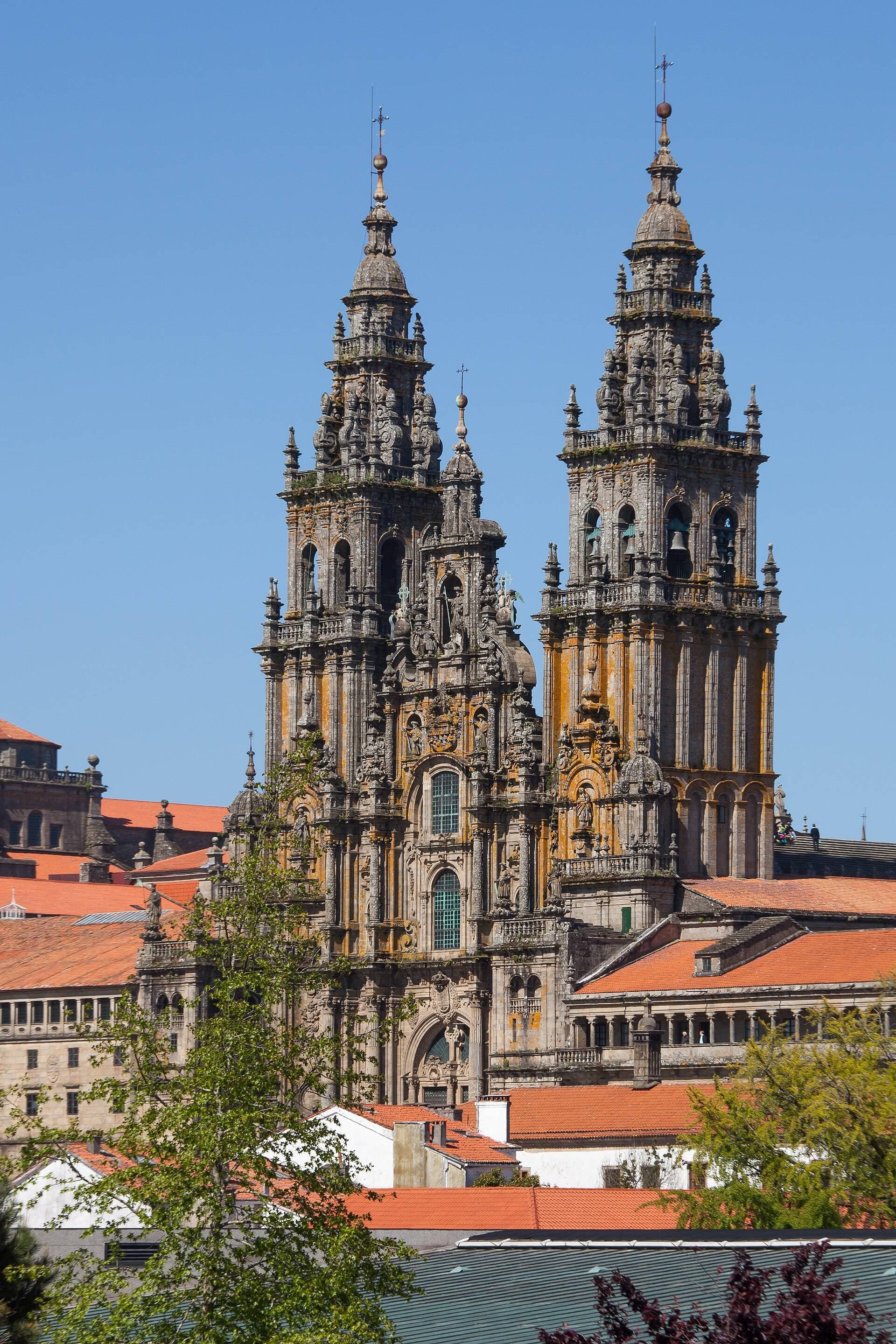 Catedral de Santiago de Compostela vista desde el parque de la Alameda, entre árboles