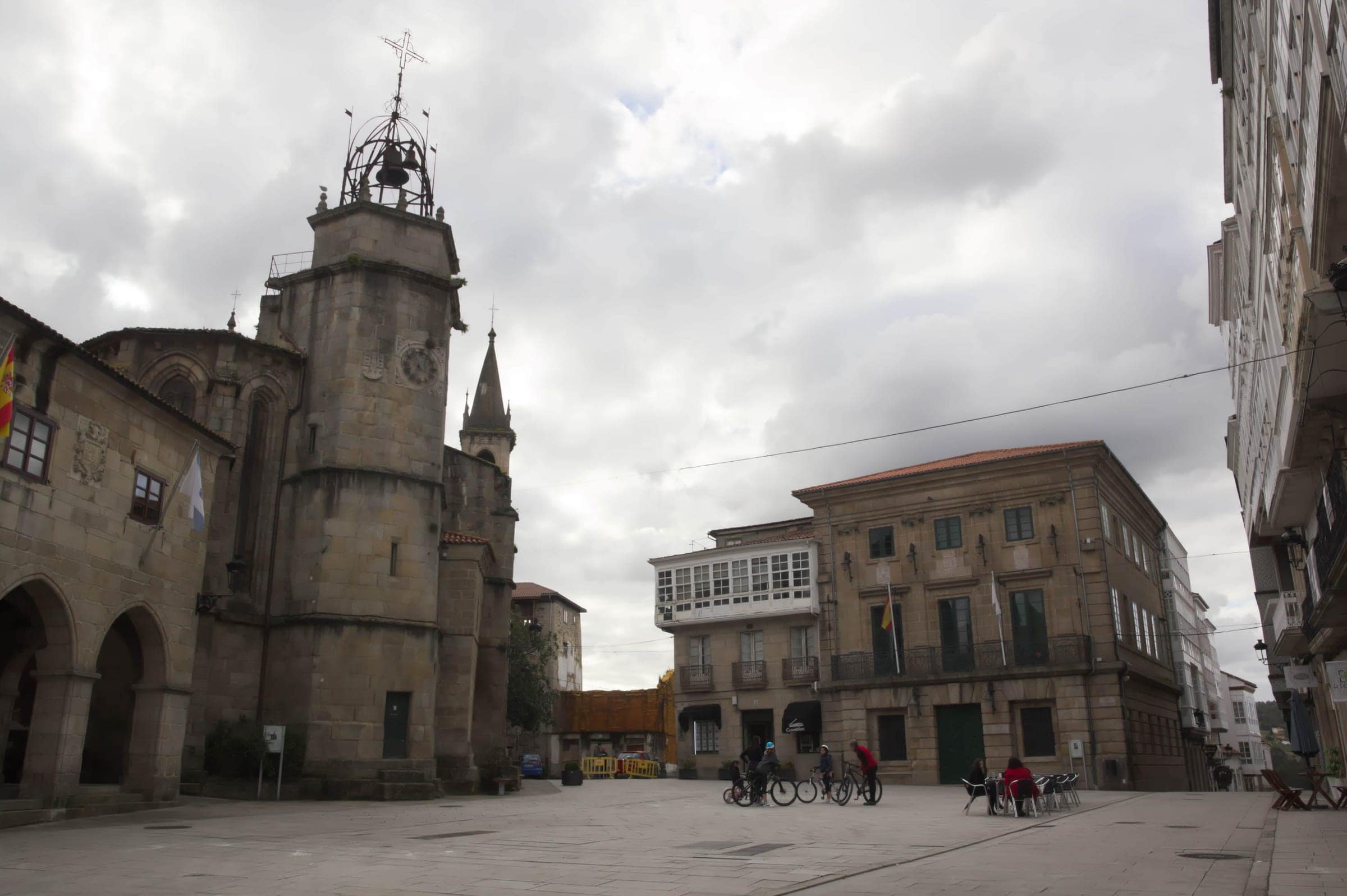 Praza da Constitución de Betanzos, con la iglesia de Santiago al fondo