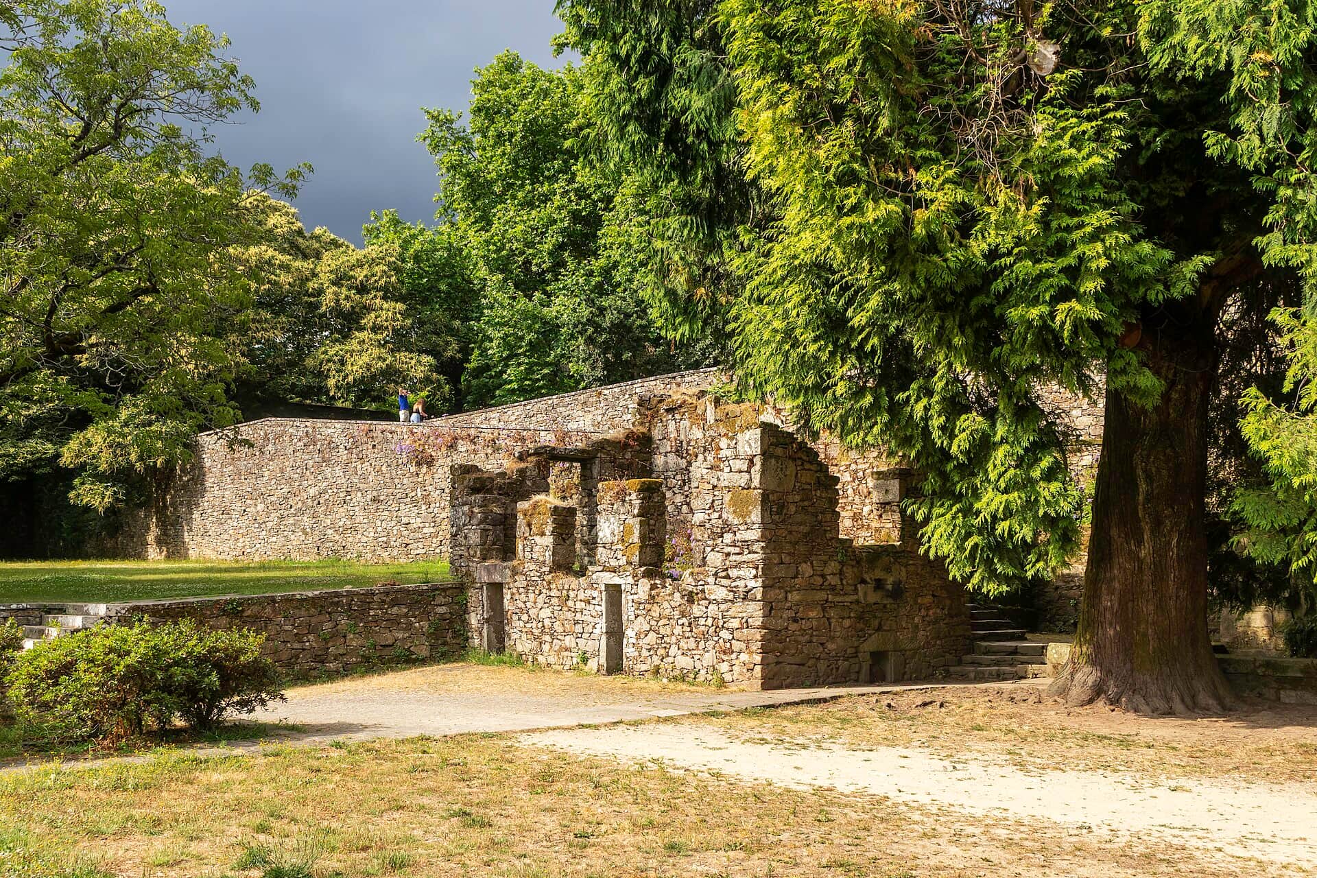 Parque de San Domingos de Bonaval en Santiago, con los muros de piedra del antiguo convento entre árboles