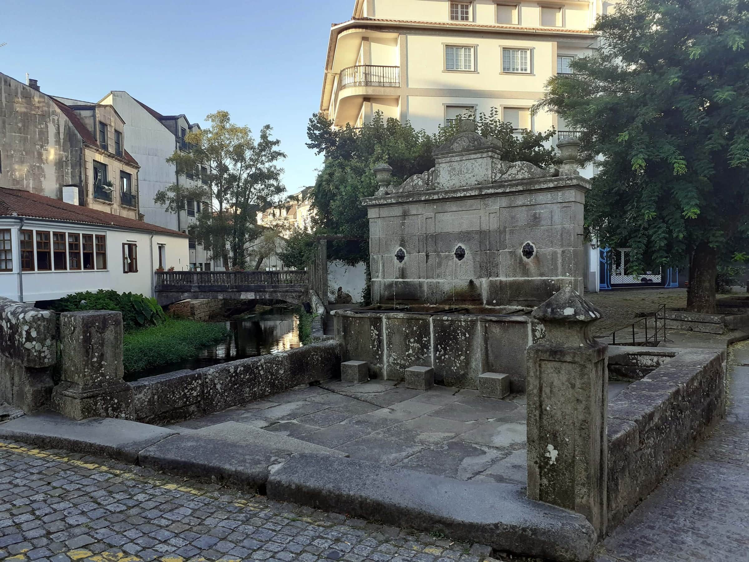 Fuente de piedra junto al puente de la Bermaña, en Caldas de Reis