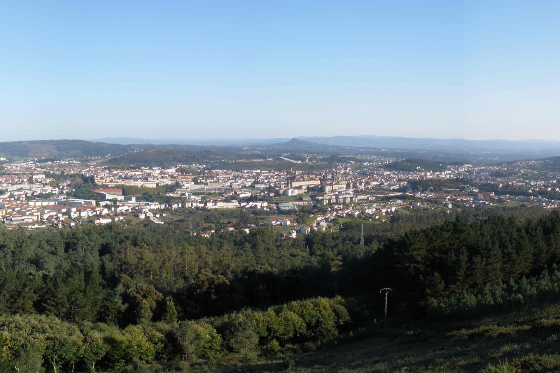 Panorámica de Santiago de Compostela desde el monte Pedroso, con la ciudad extendida entre bosques