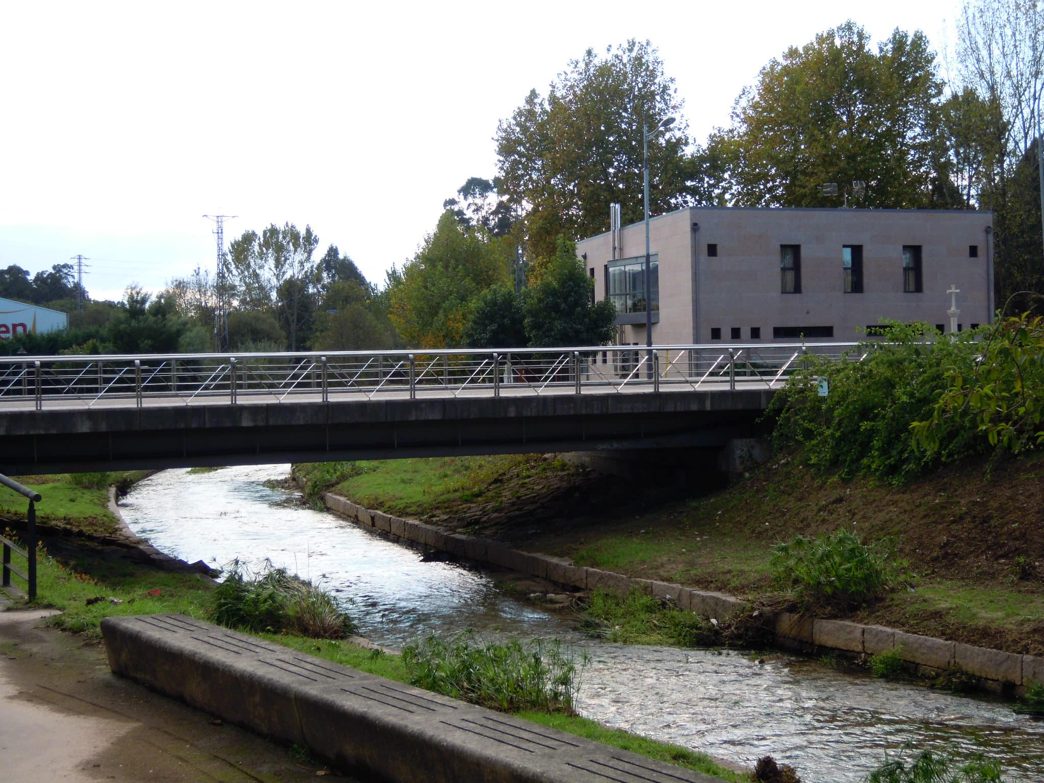 El río Louro a su paso por O Porriño, junto al albergue de peregrinos