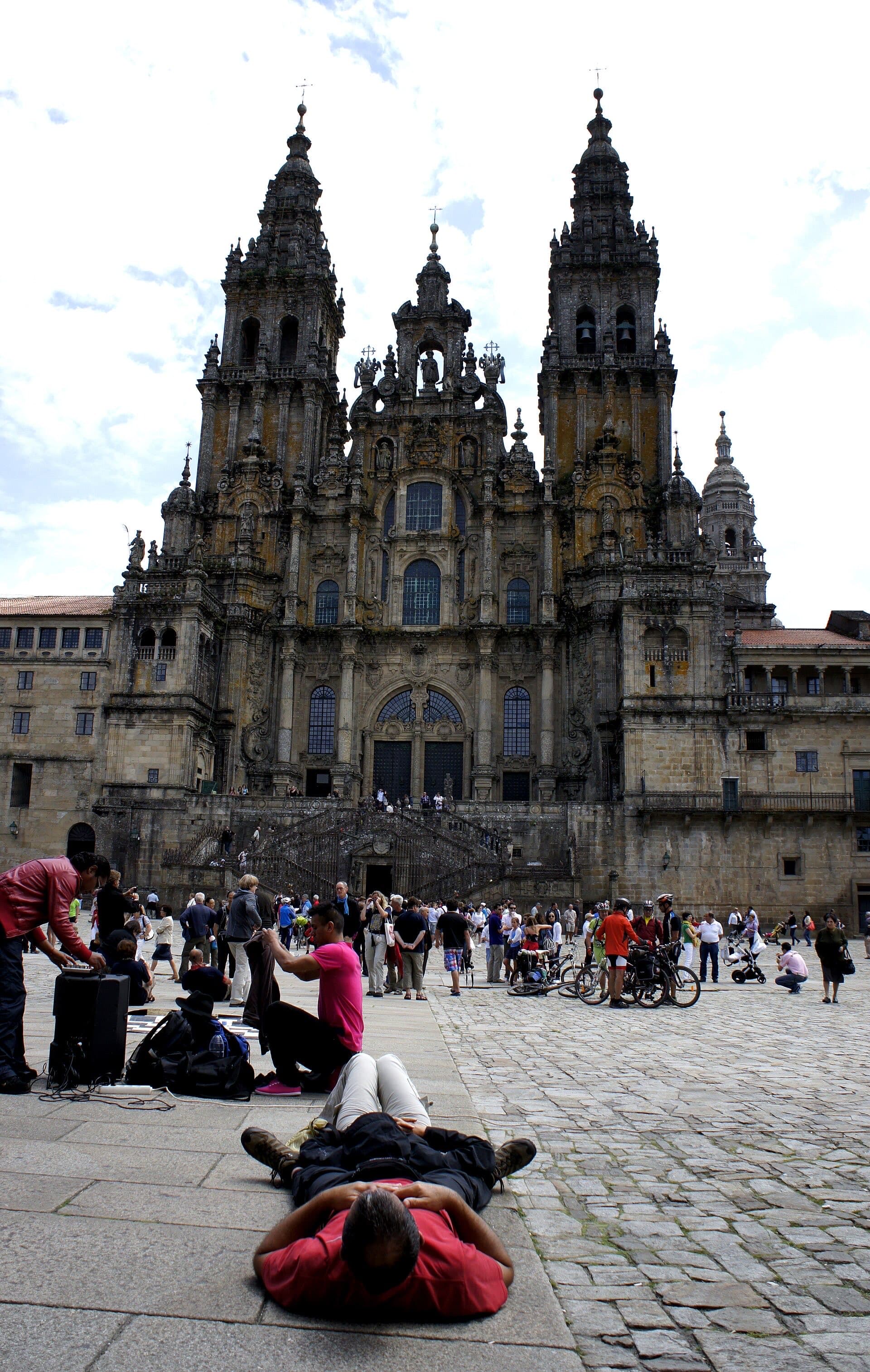 Fachada del Obradoiro de la Catedral de Santiago con grupos de peregrinos llenando la plaza