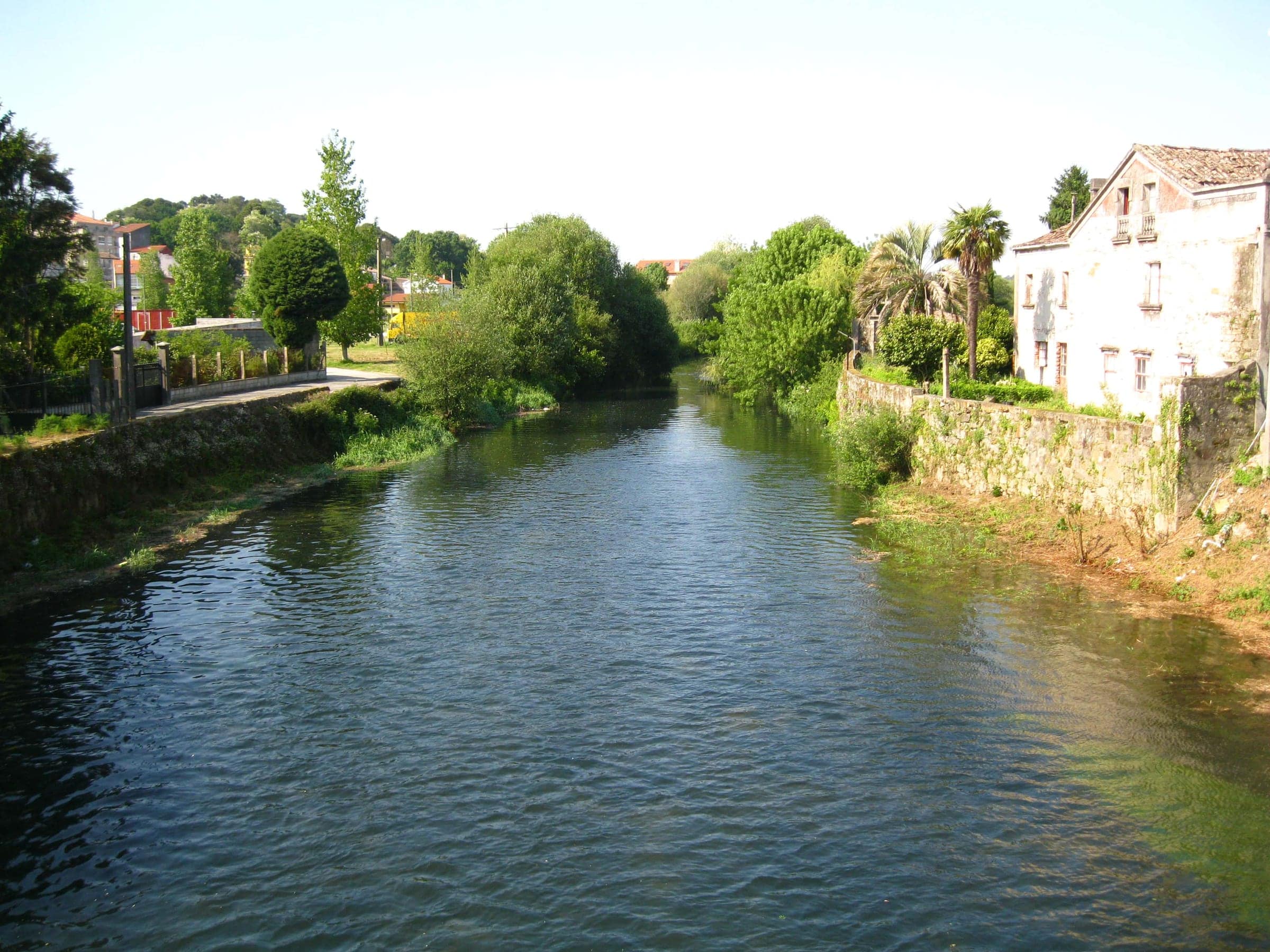El río Sar a su paso por Padrón, visto desde el puente do Carme