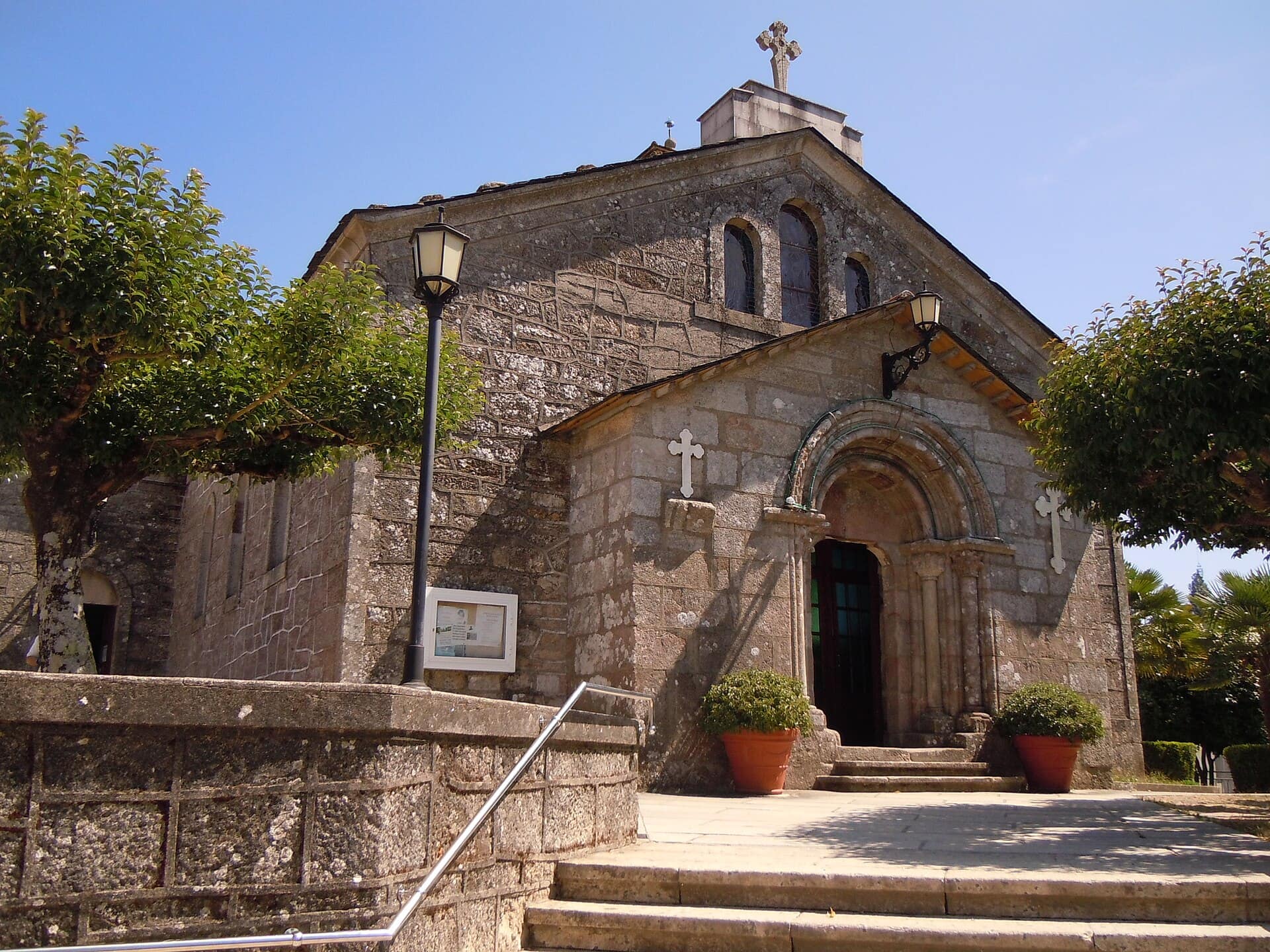 Fachada románica de la iglesia parroquial de San Tirso en Palas de Rei, en una mañana soleada