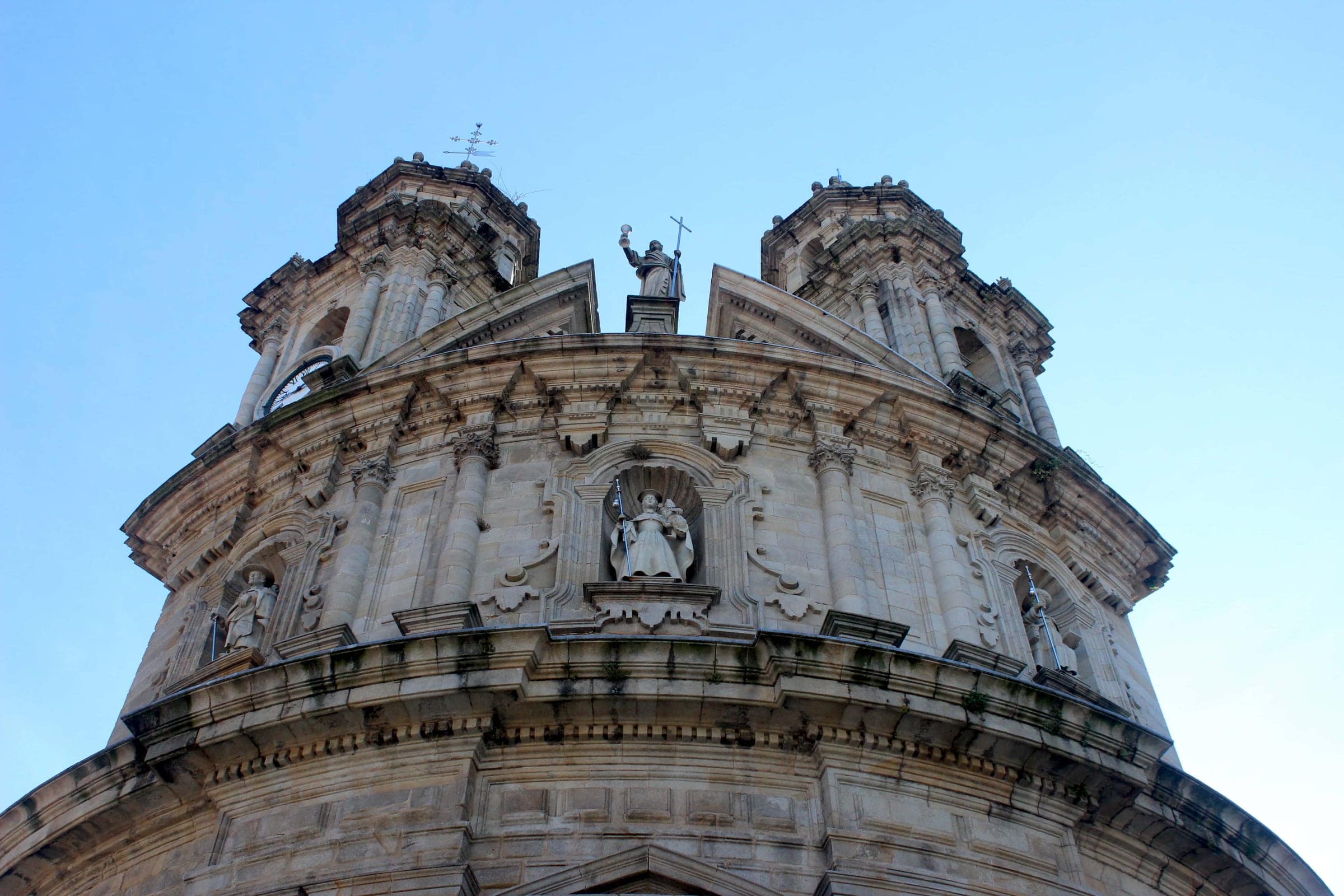 Fachada curva y barroca del santuario de la Virxe Peregrina, en Pontevedra