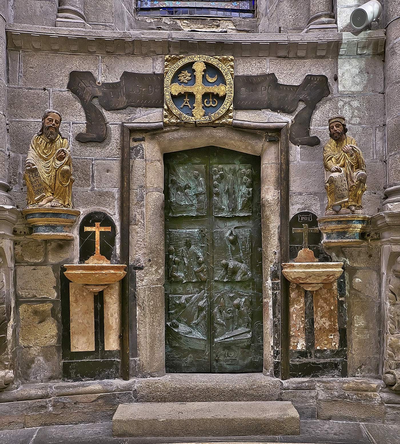 Puerta Santa de la Catedral de Santiago, puerta de bronce con relieves flanqueada por esculturas en la Praza da Quintana