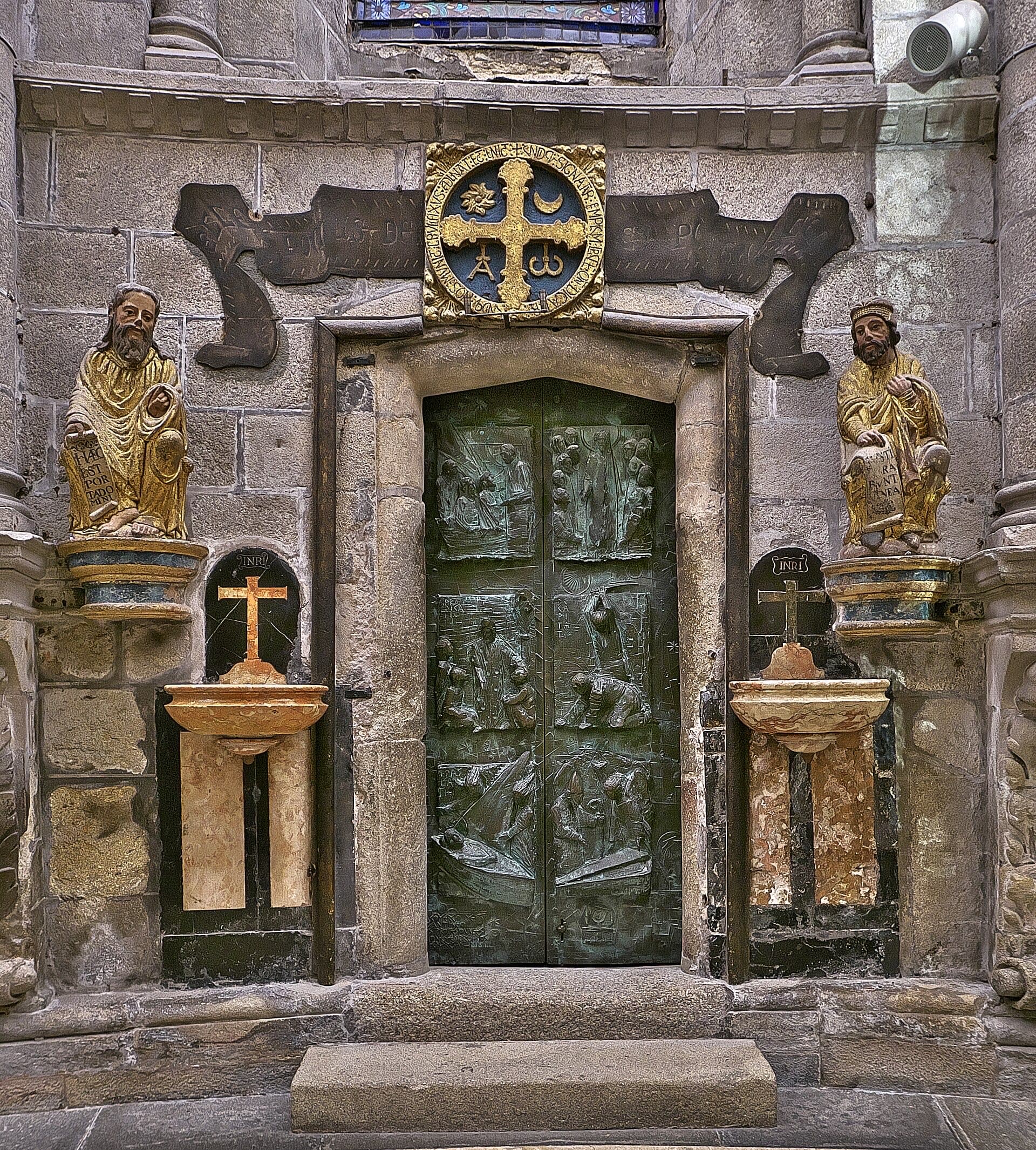 Puerta Santa de la Catedral de Santiago, puerta de bronce con relieves flanqueada por esculturas en la Praza da Quintana