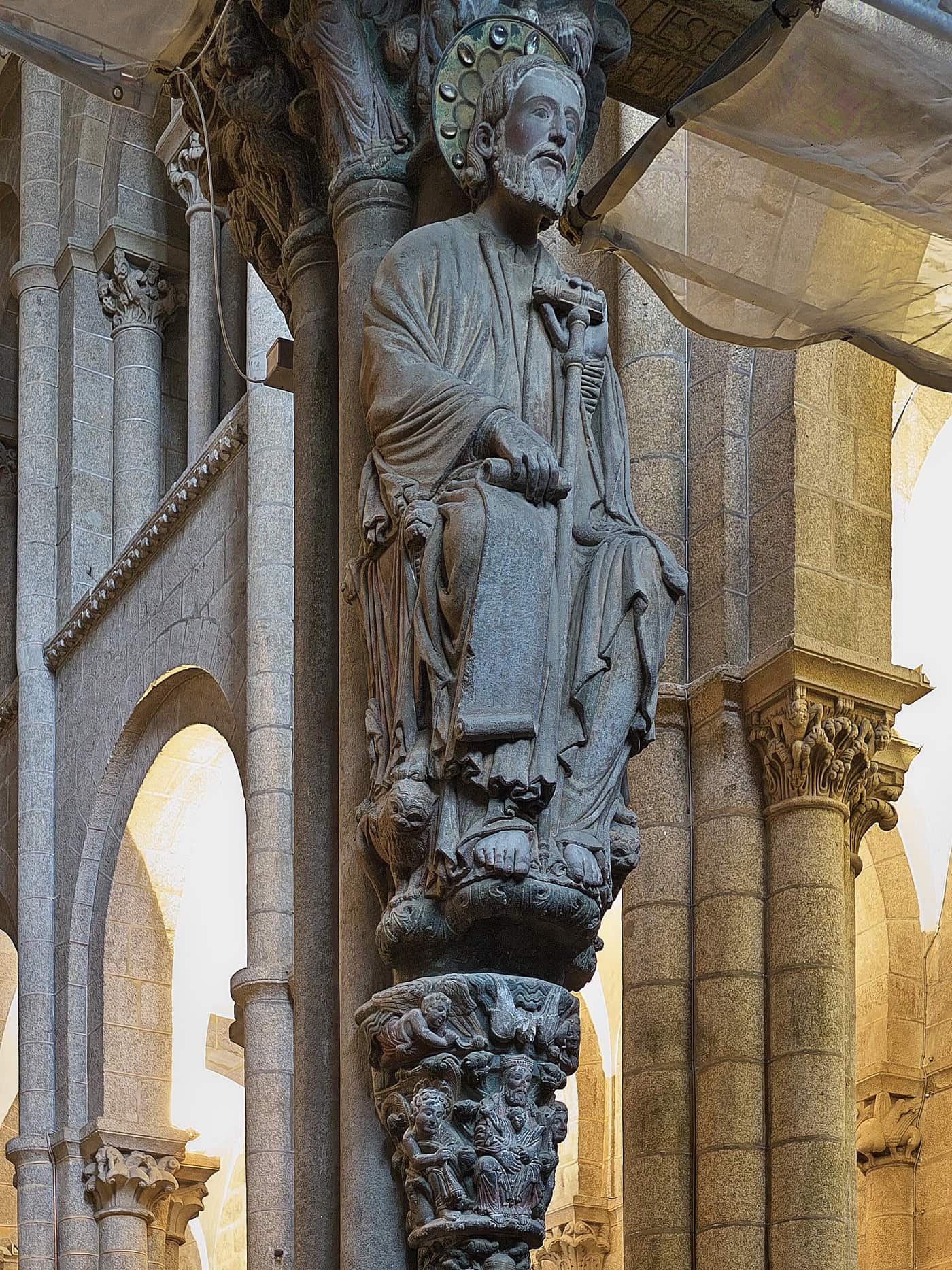 Parteluz del Pórtico de la Gloria durante su restauración, con andamio y lona protectora, Catedral de Santiago
