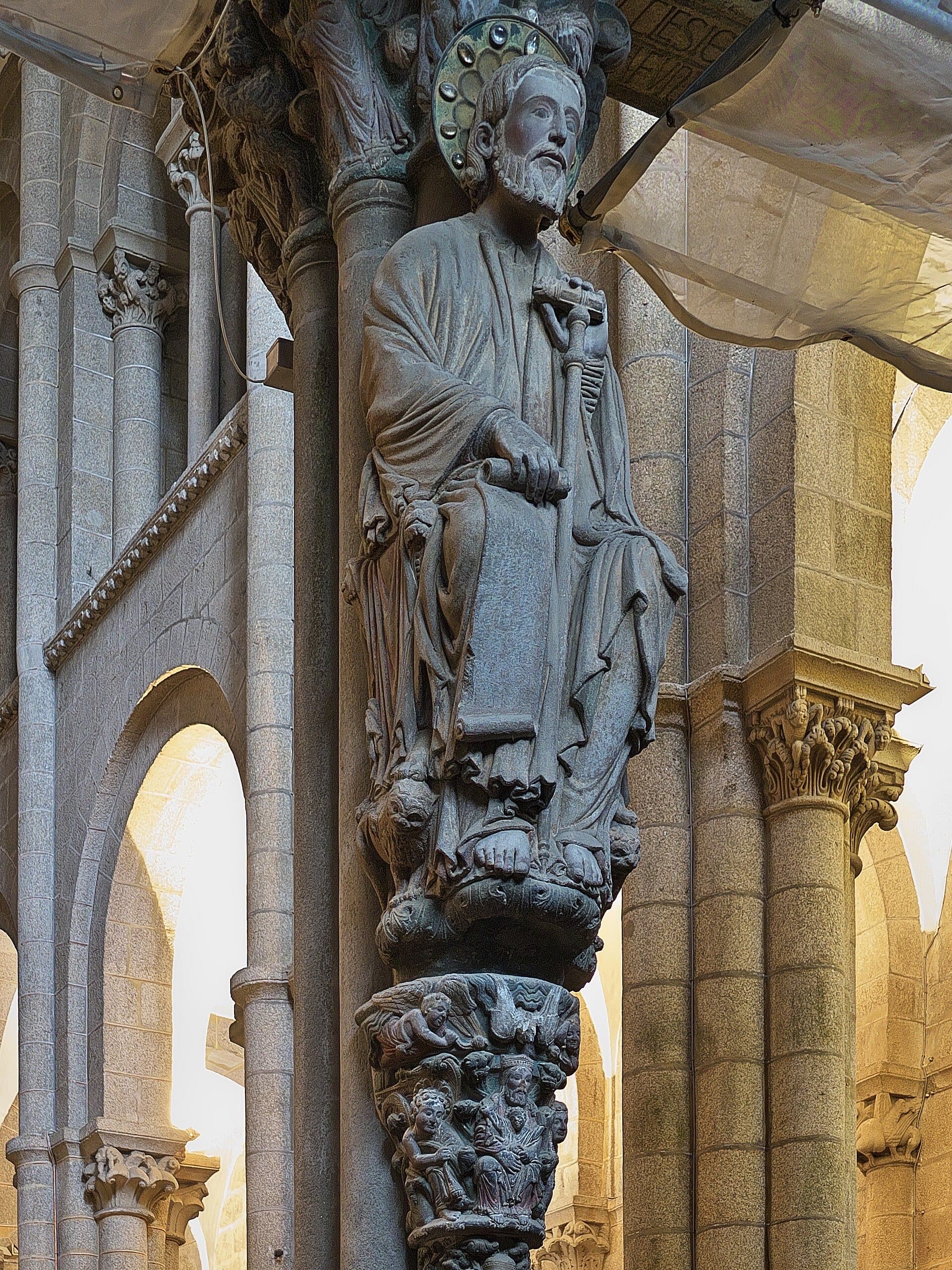 Parteluz del Pórtico de la Gloria durante su restauración, con andamio y lona protectora, Catedral de Santiago