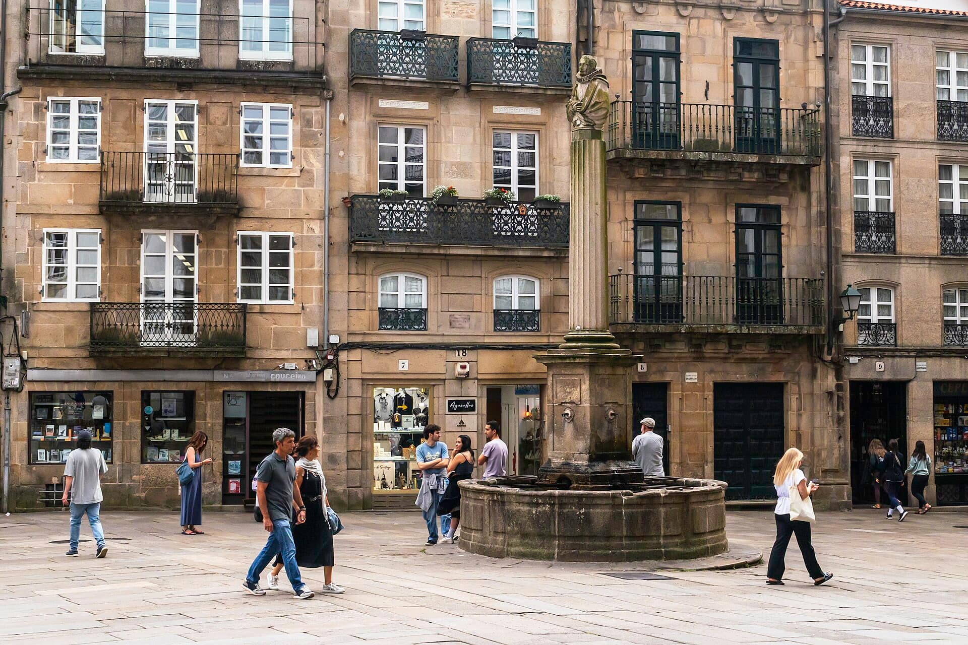 Praza de Cervantes en el casco histórico de Santiago, con la fuente y gente paseando