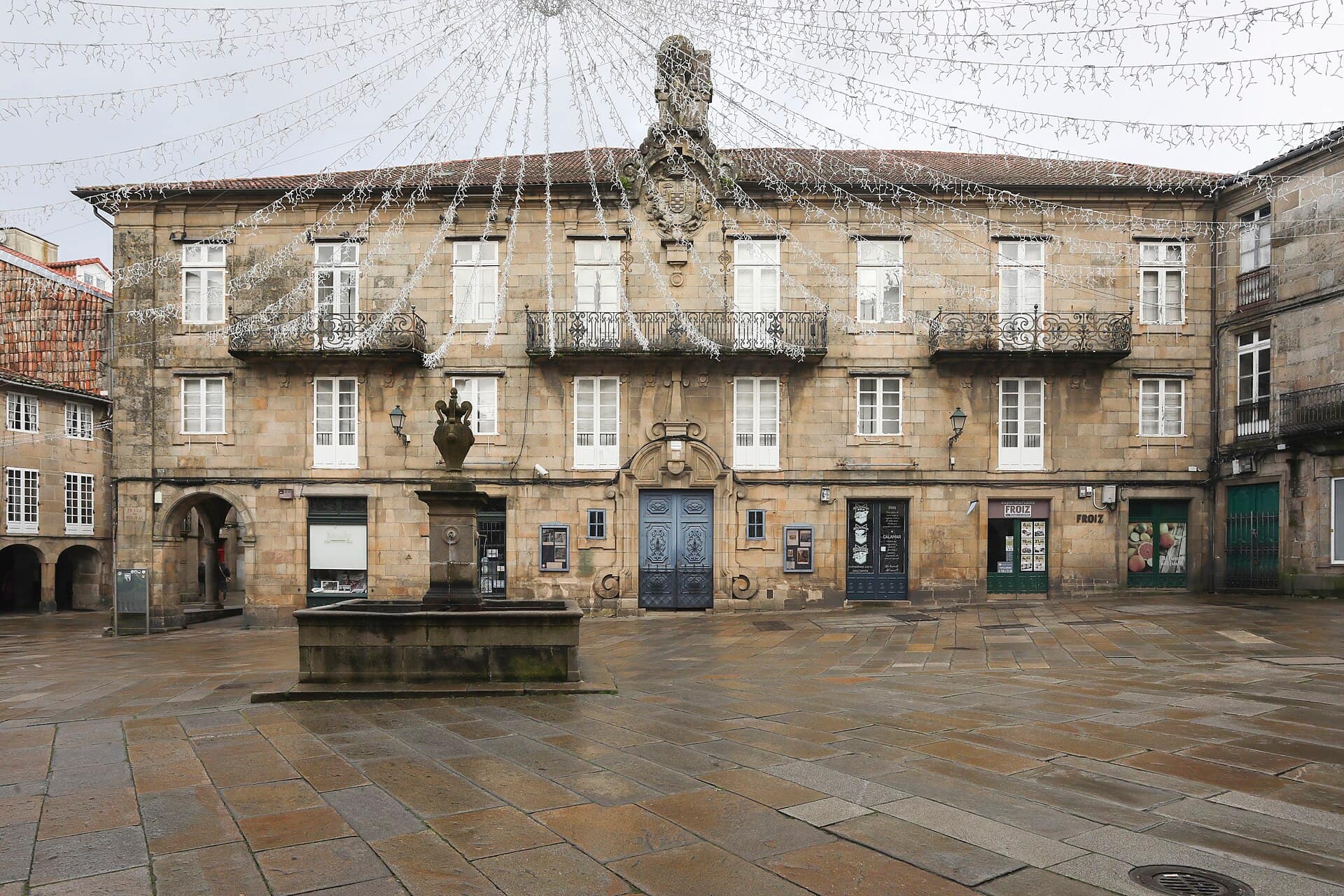 Praza do Toural con la fachada del Pazo de Bendaña y su fuente, Santiago de Compostela
