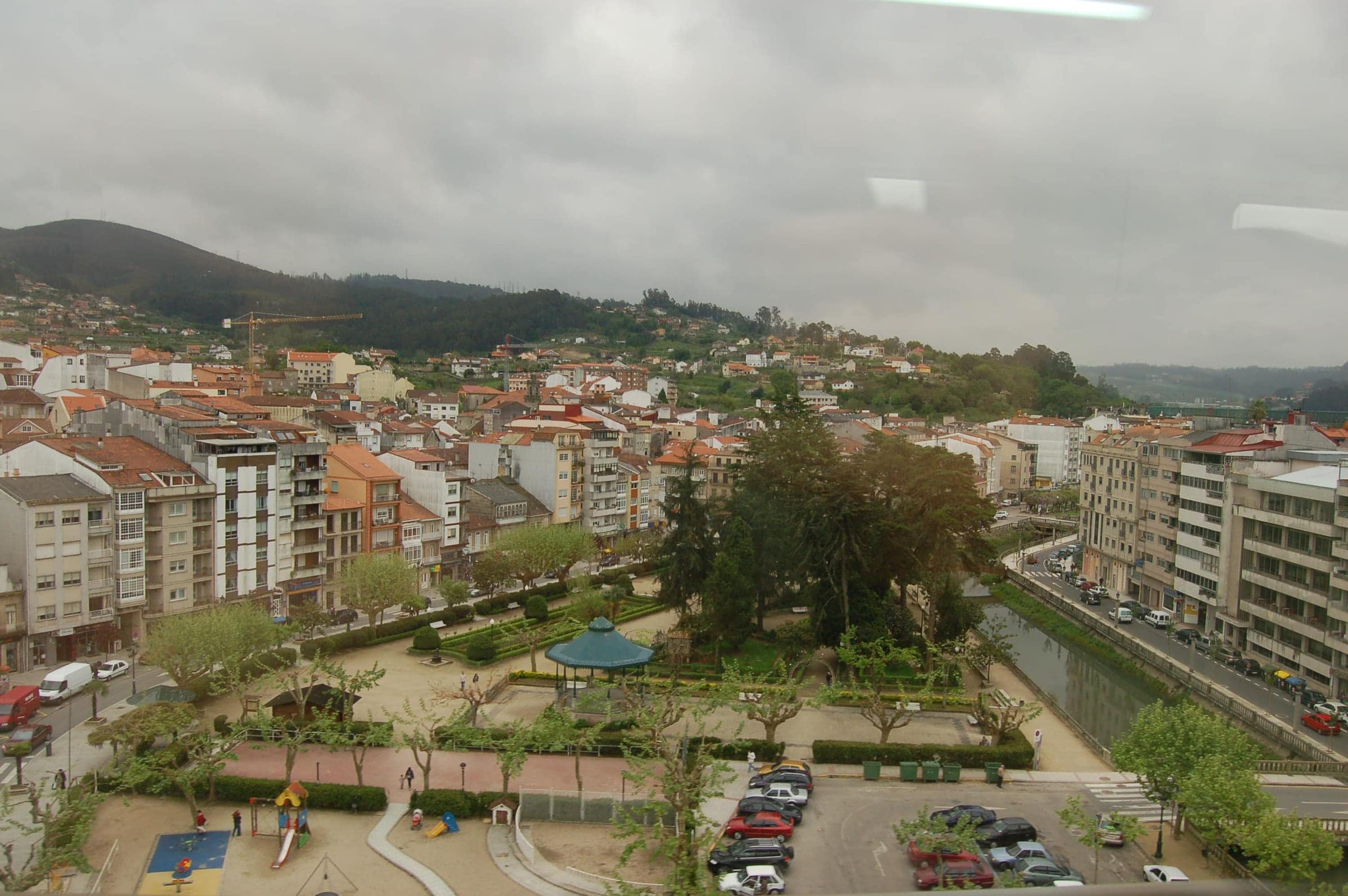 Vista general de Redondela desde el viaducto del tren, con las colinas de la ría al fondo