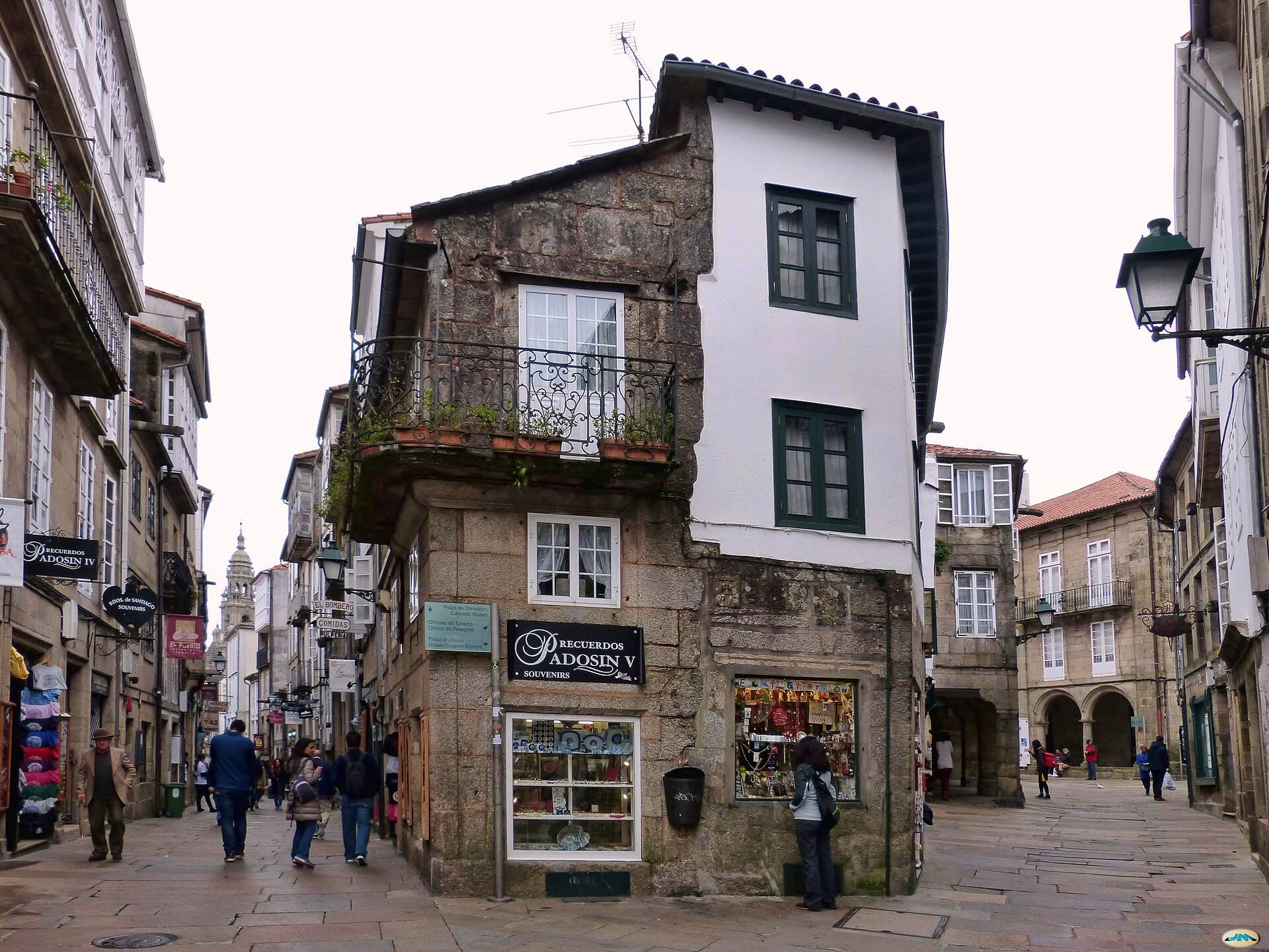 Confluencia de calles del casco histórico de Santiago con tiendas y viandantes