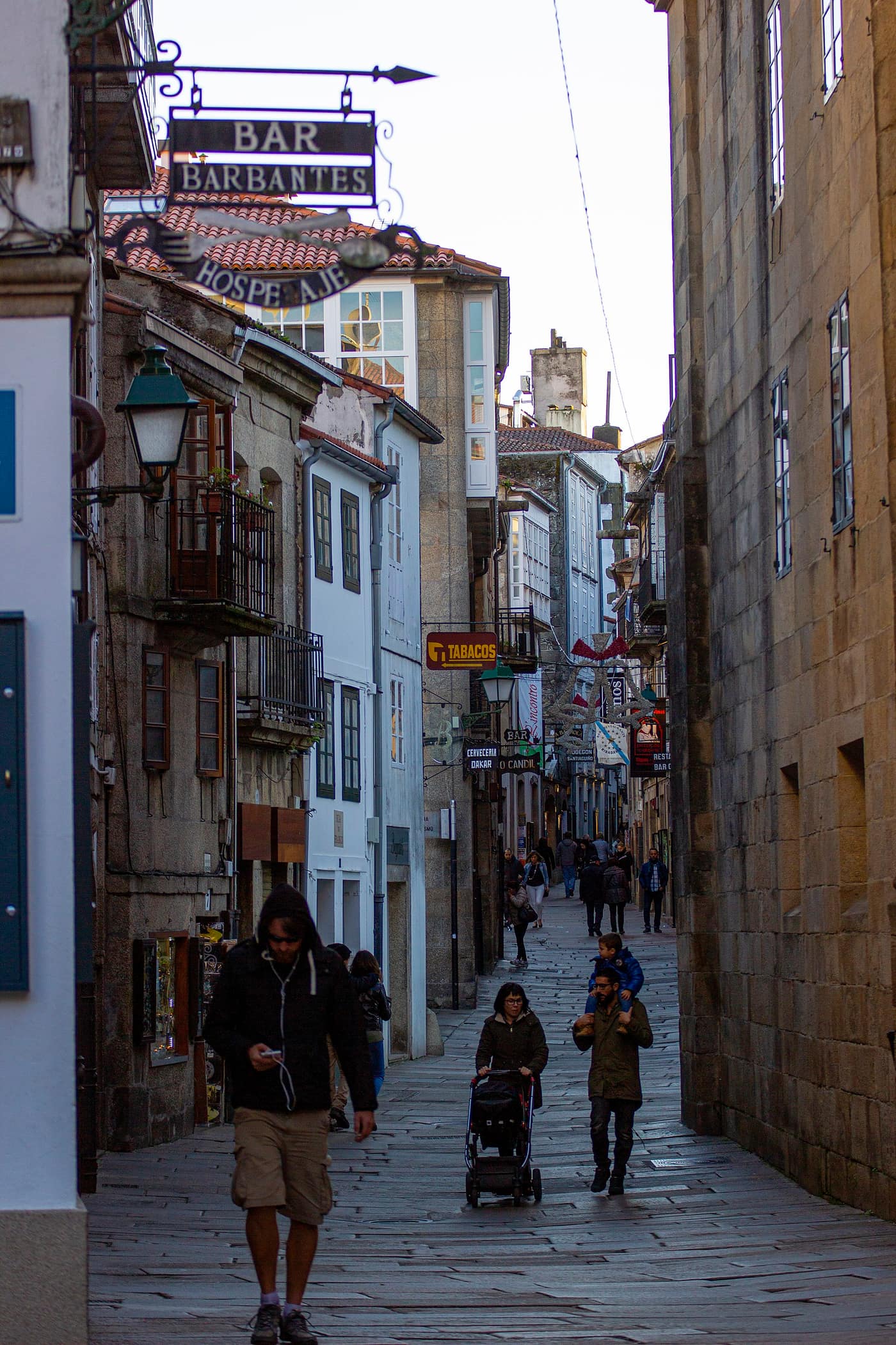 Rúa do Franco en Santiago, con rótulos de bares y gente paseando entre los edificios del casco histórico