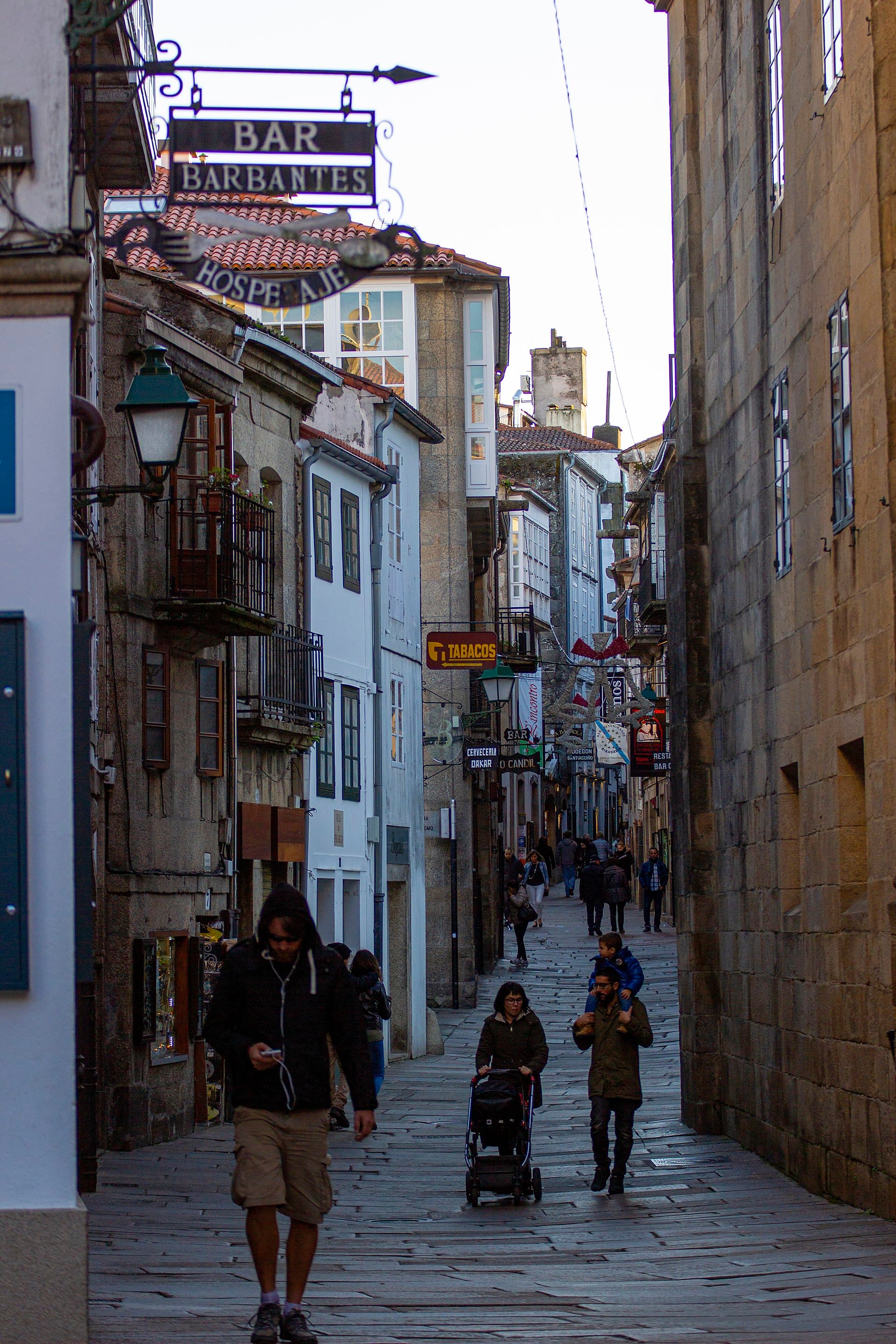 Rúa do Franco en Santiago, con rótulos de bares y gente paseando entre los edificios del casco histórico