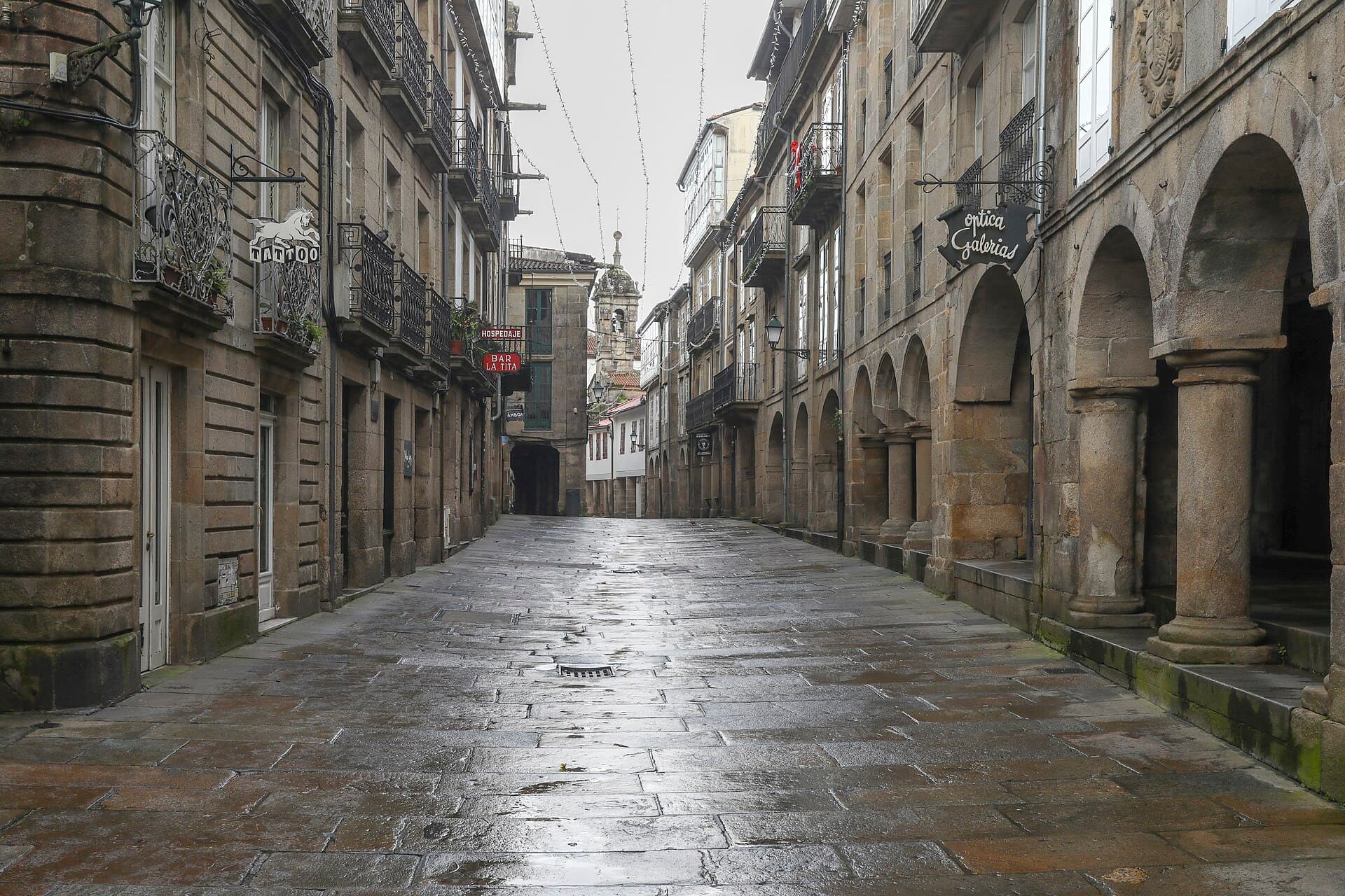 Rúa Nova de Santiago, calle amplia y llana del casco histórico con soportales y sin escalones