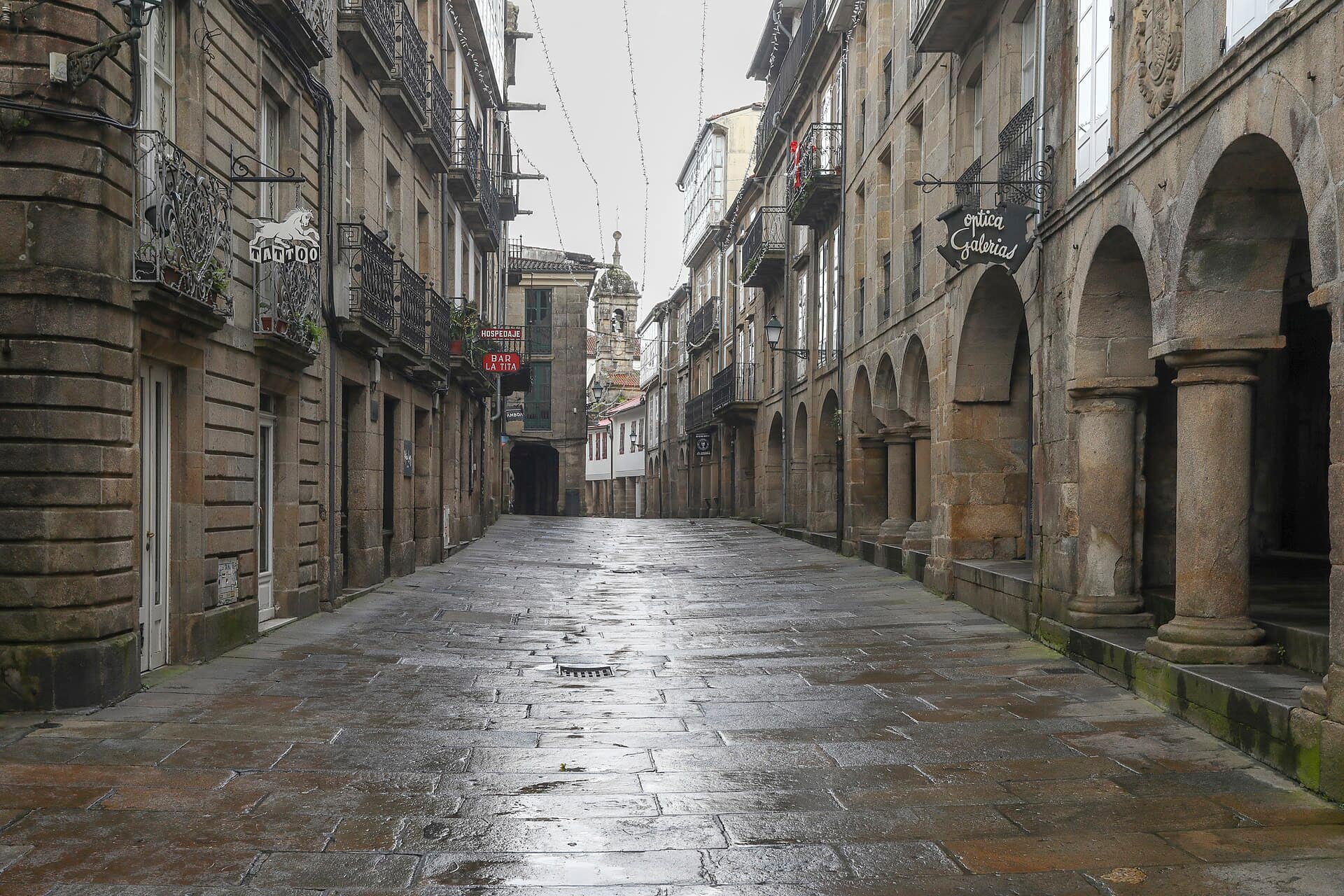 Rúa Nova de Santiago, calle amplia y llana del casco histórico con soportales y sin escalones