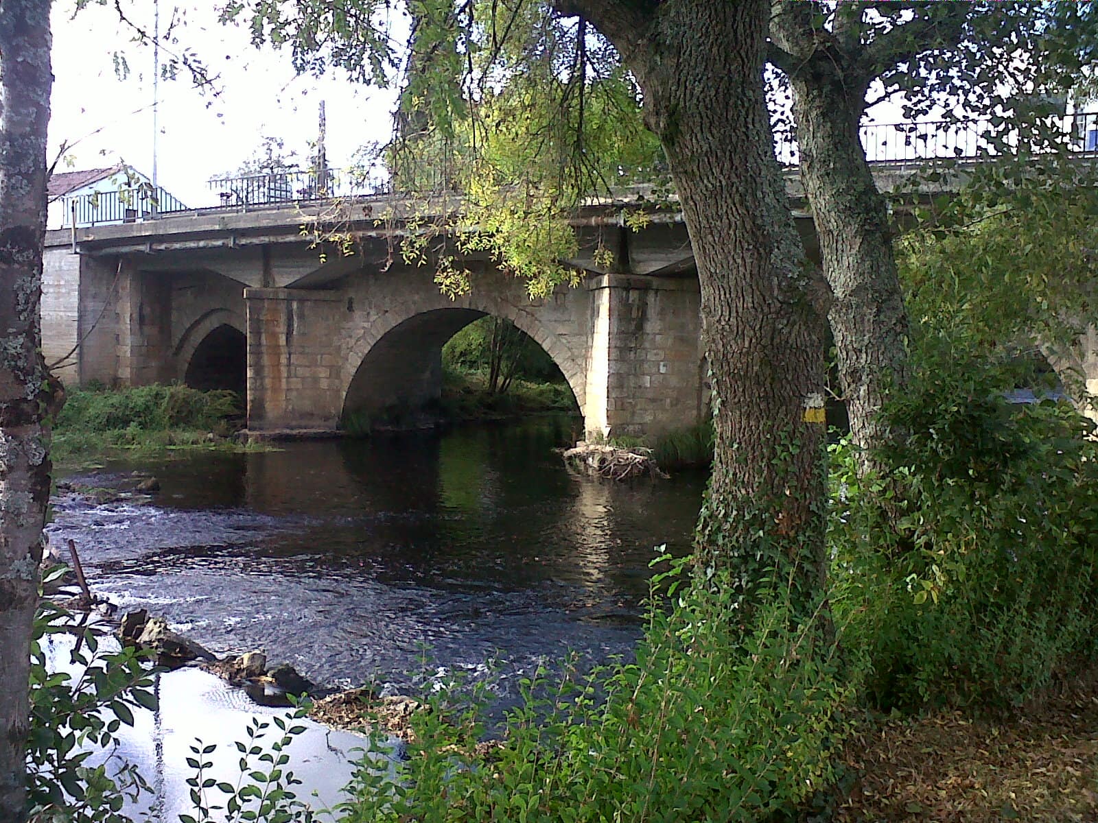 Puente de piedra sobre el río Tambre, a la entrada de Sigüeiro