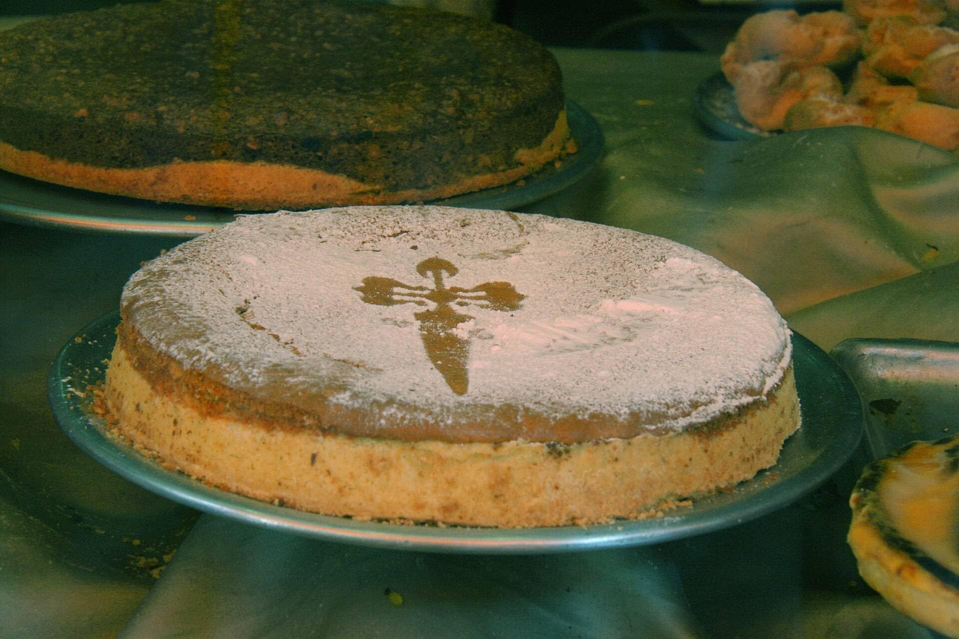 Tarta de Santiago con la cruz de Santiago de azúcar glas