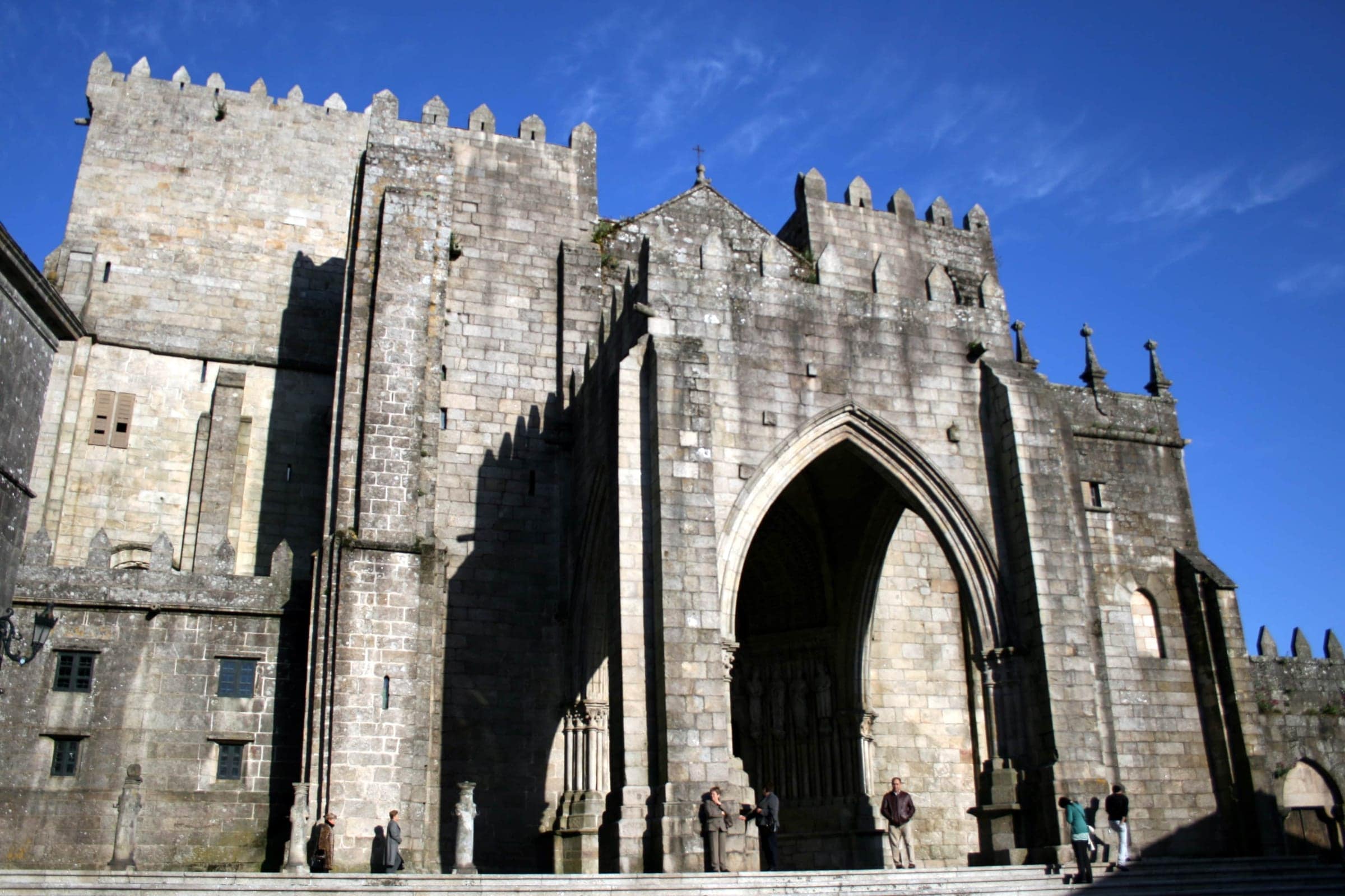 Fachada gótica de la catedral fortaleza de Santa María de Tui, punto de partida del Camino Portugués en España